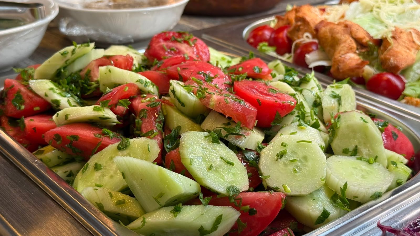 კიტრი-პომიდვრის სალათი — Lunch Time Batumi